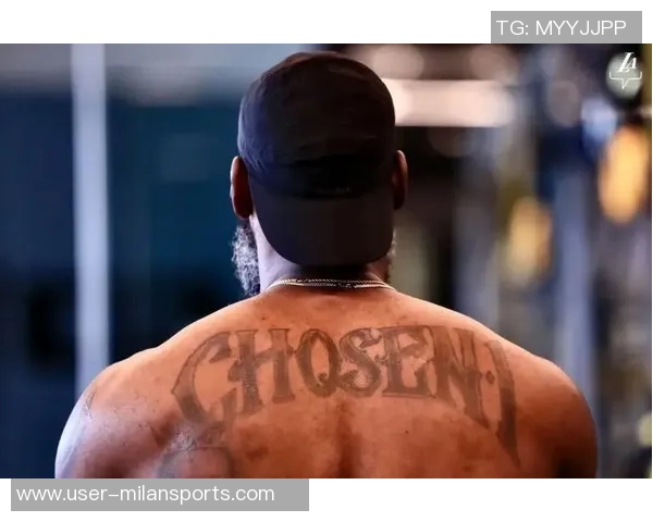 艾顿分享黑皮衣帅照展现独特魅力自律成就与众不同的能量